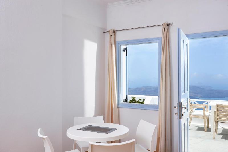Superior Suite with Caldera View image 4