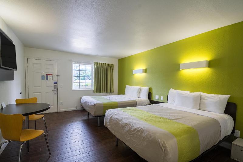 Queen Room with Two Queen Beds - Non-Smoking image 3