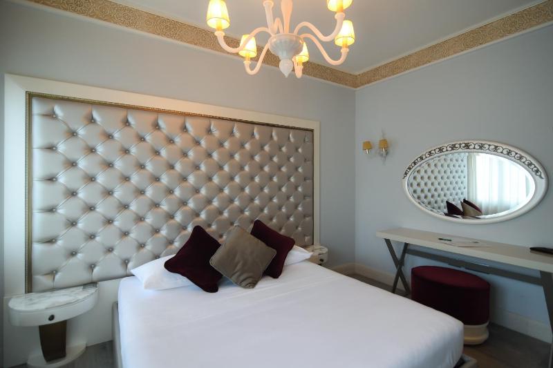 Standard Double Room with Balcony and City View image 3