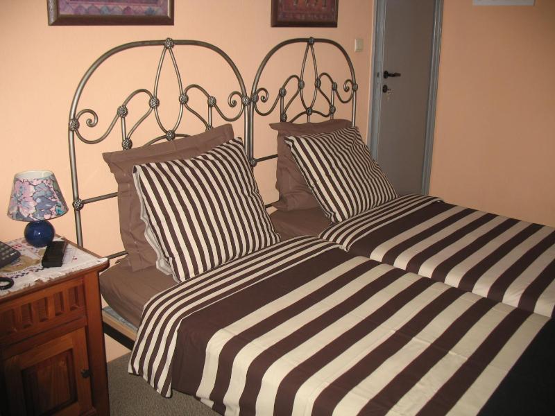 Standard Twin Room image 3