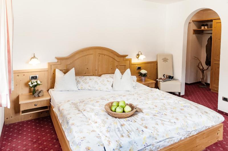 Standard Double Room image 3