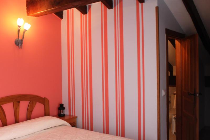 Single Room with Bathroom image 2