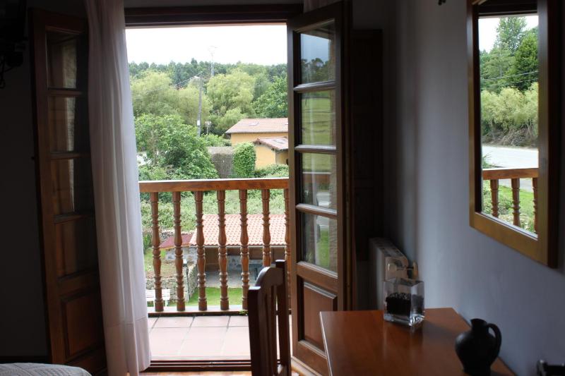Single Room with Bathroom image 3
