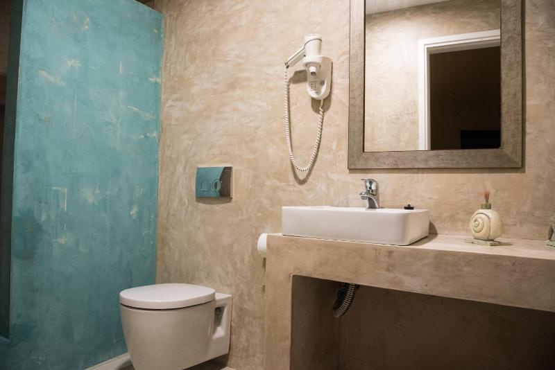 One-Bedroom Apartment image 4