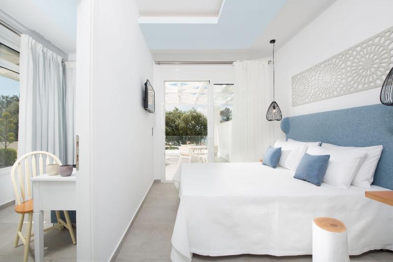 Suite with Outdoor Jetted Tub and Sea View image 1