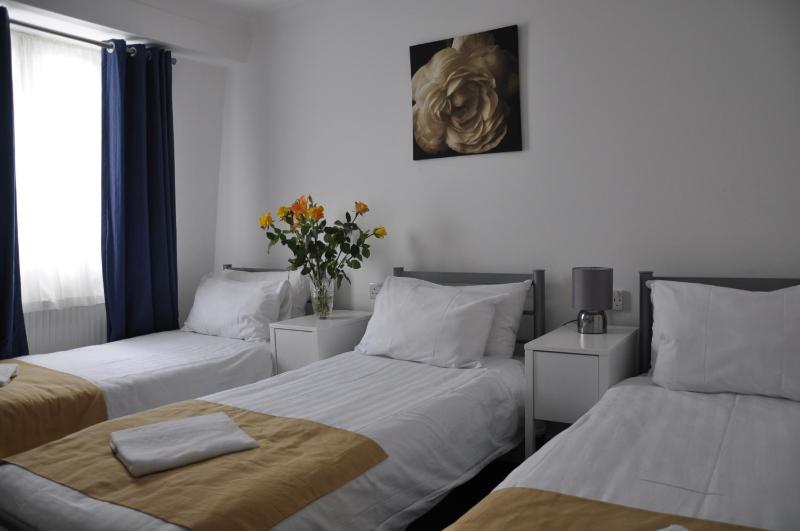 Basic Triple Room – Shared Bathroom Facilities image 4