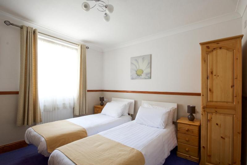 Basic Twin Room – Shared Bathroom Facilities image 2
