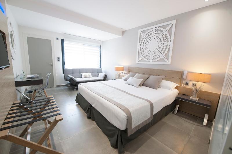 Superior Double Room - Pool view image 2