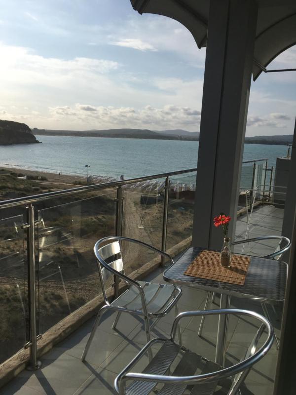 One-Bedroom Suite with Balcony and Partial Sea View image 2