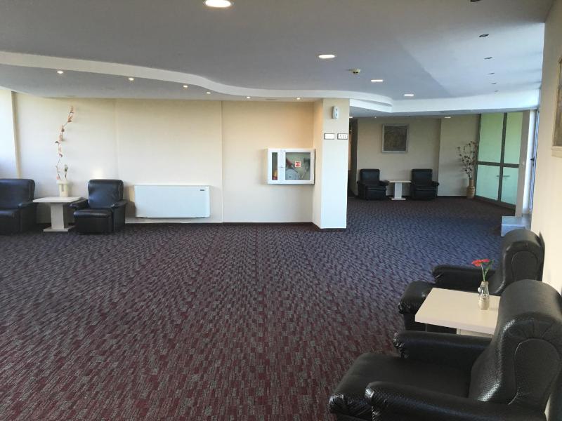 One-Bedroom Suite with Balcony and Partial Sea View image 3