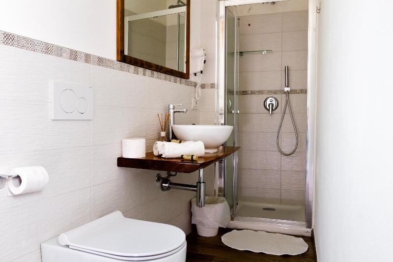 Double Room with Balcony image 4