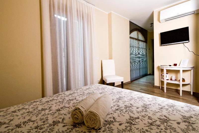 Double Room with Balcony image 4