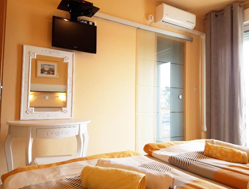 Deluxe Double Room with Balcony and Sea View image 3