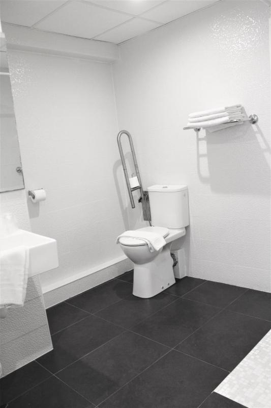 Budget Twin Room without Balcony image 4