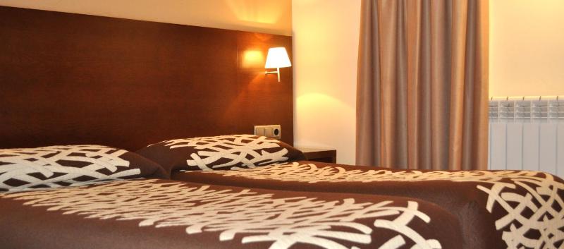 Twin Room image 3