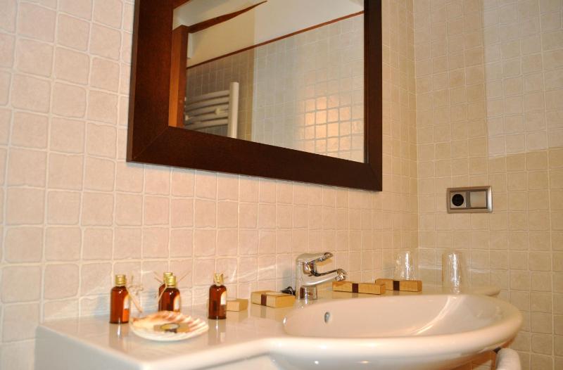 Double Room image 3