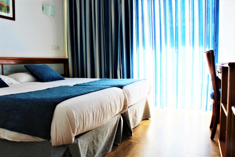 Budget Twin Room without Balcony image 3