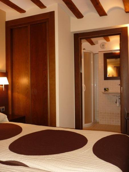 Twin Room with Extra Bed image 2
