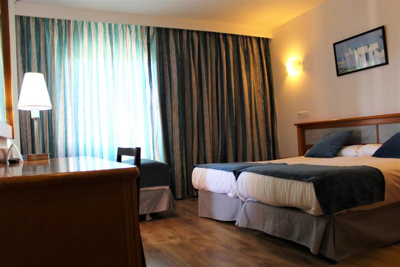 Twin Room (2 Adults + 1 Child) image 3