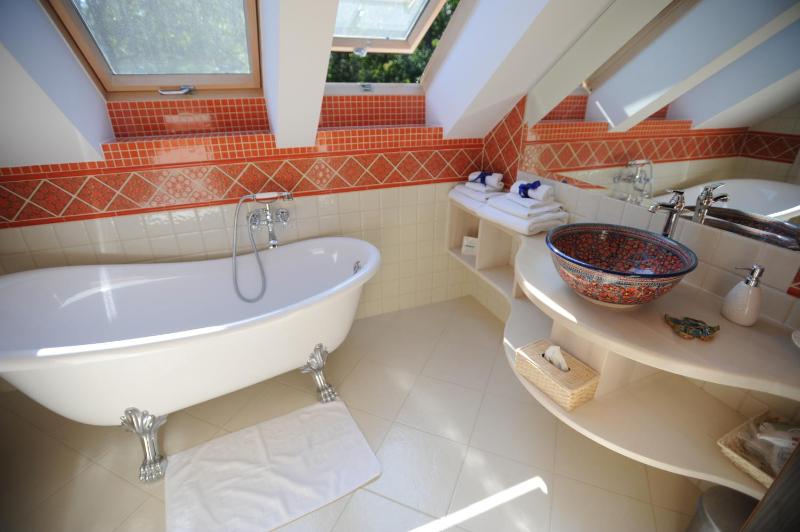 Deluxe King Room image 2