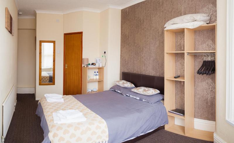 Large Double Room image 3