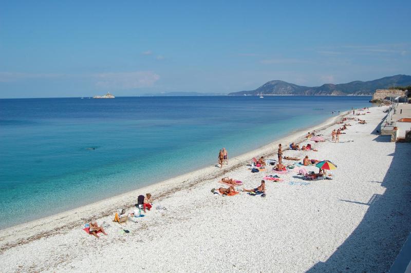 Triple Room with Balcony and Sea View image 4