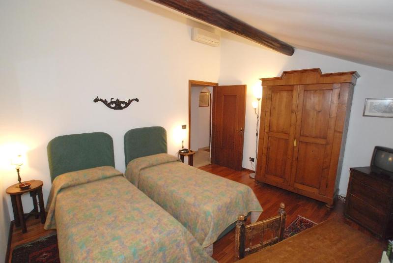 One-Bedroom Apartment image 4