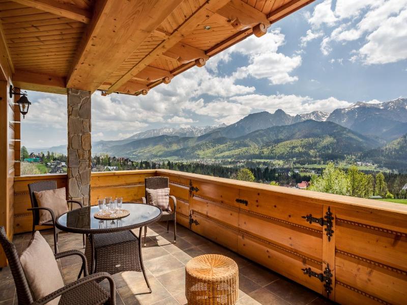 Apartment with Mountain View image 1