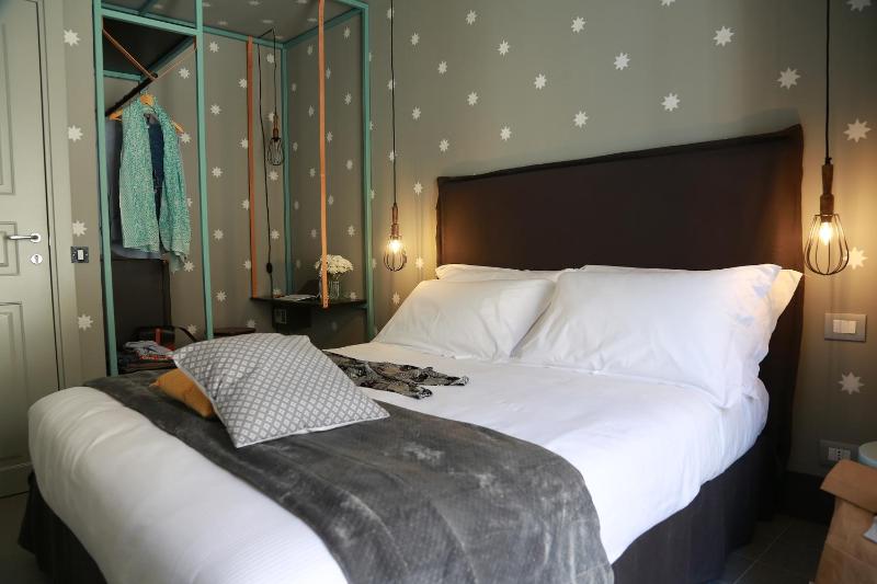 Double Room with Balcony image 3