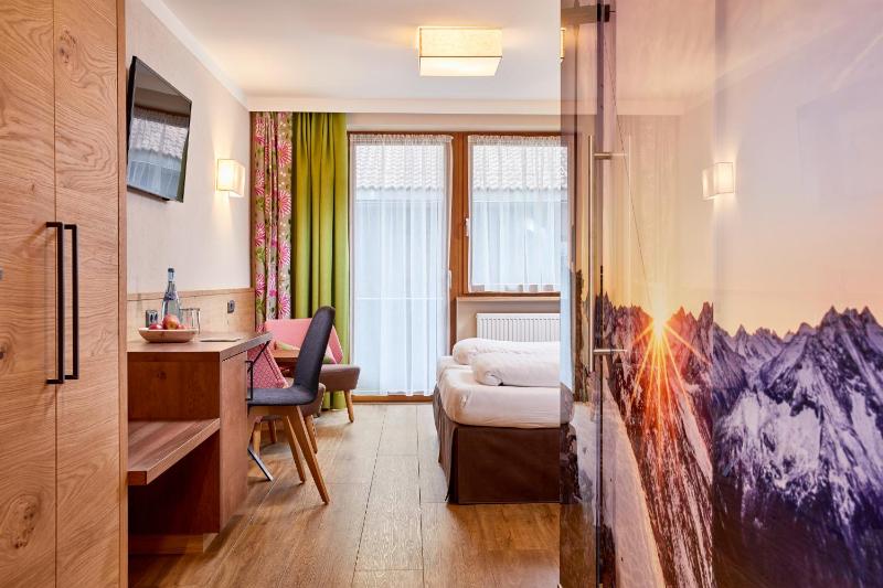 Double Room with Balcony image 3