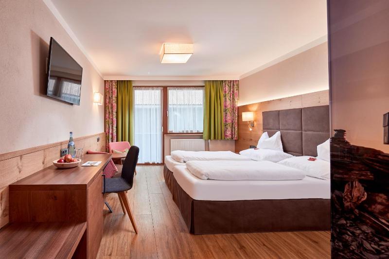 Double Room with Balcony image 4