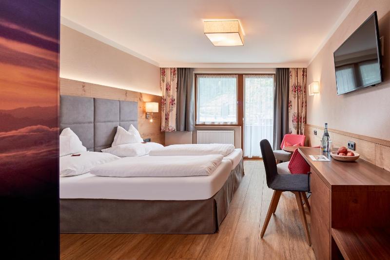 Double Room with Balcony image 1