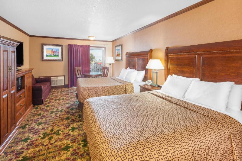 Queen Room with Two Queen Beds - Non-Smoking image 3