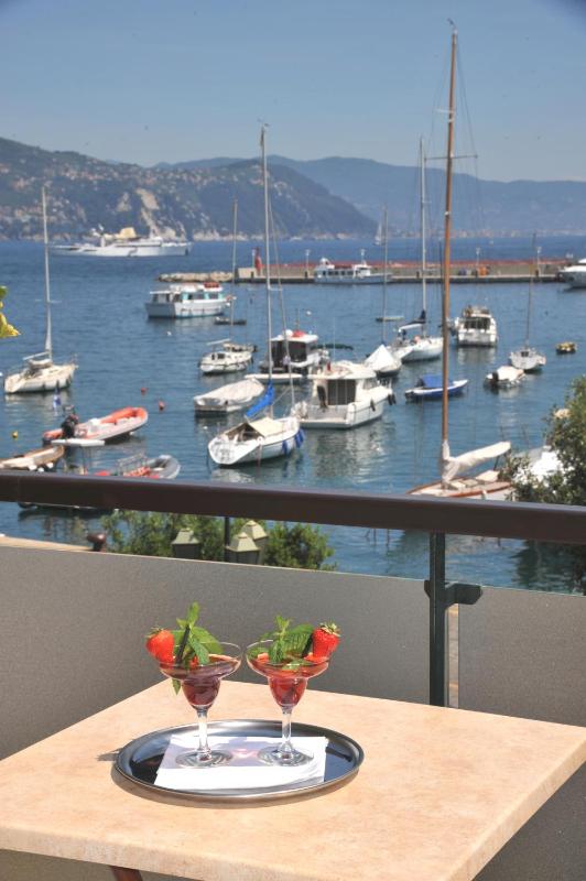 Double or Twin Room with Balcony and Sea View image 3