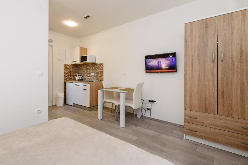 Studio Apartment image 2