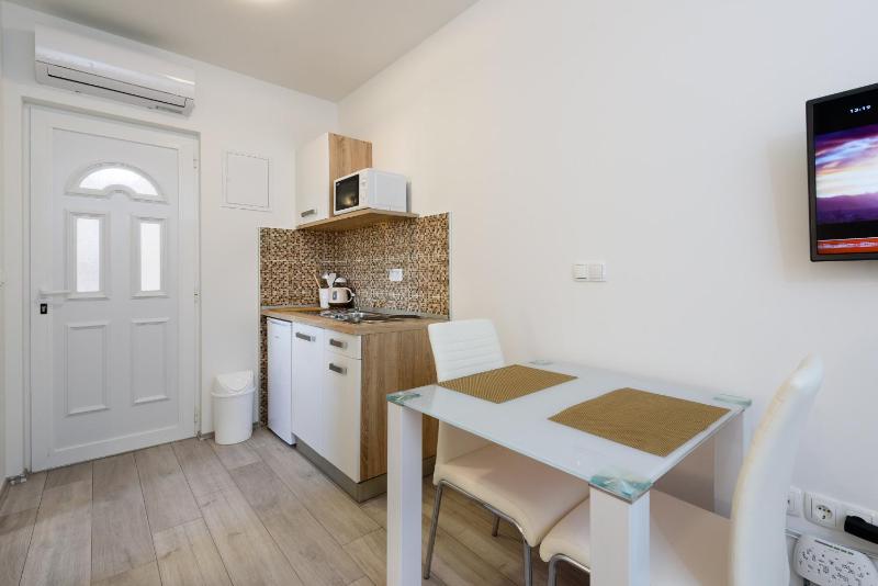Studio Apartment image 3
