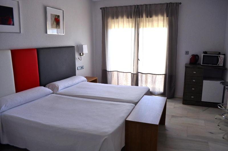 Superior Twin Room with Sea View image 3