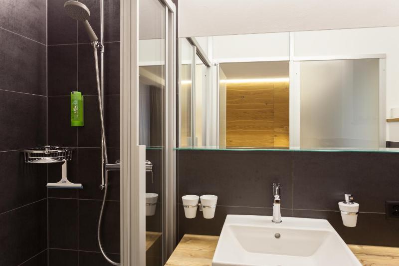 Deluxe Two-Bedroom Apartment image 3