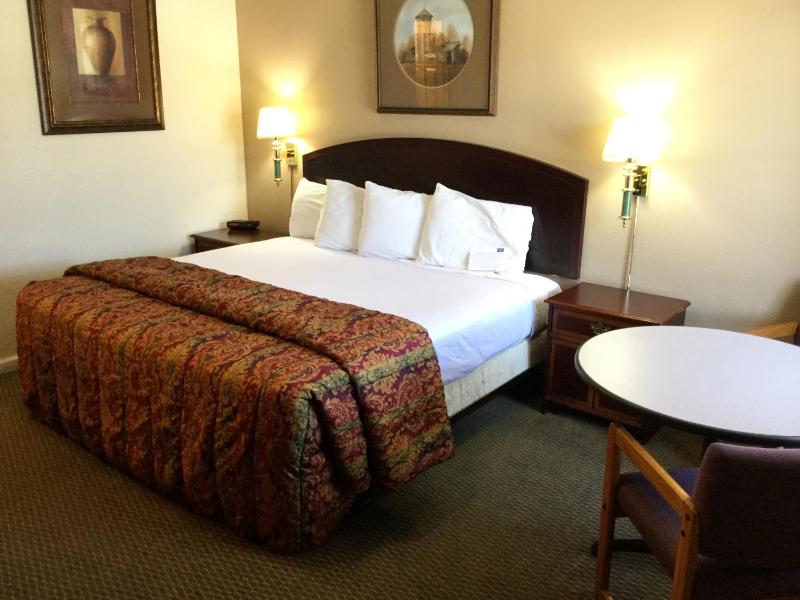 King Room - Non-Smoking image 3