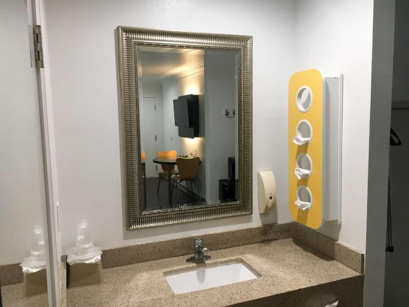 Deluxe King Room - Non-Smoking image 2