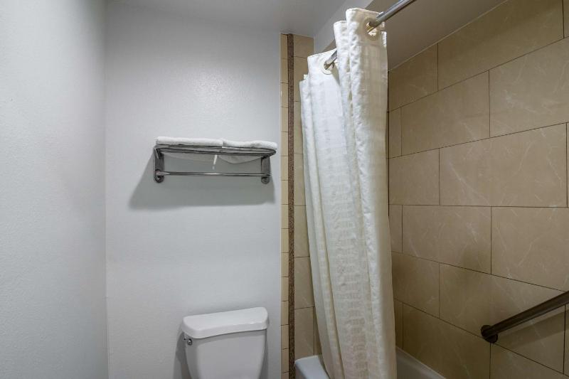 Deluxe Queen Room with Two Queen Beds - Non-Smoking image 4