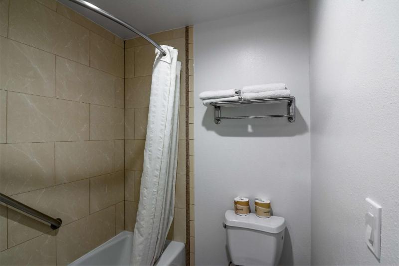 Deluxe Queen Room with Two Queen Beds - Non-Smoking image 2