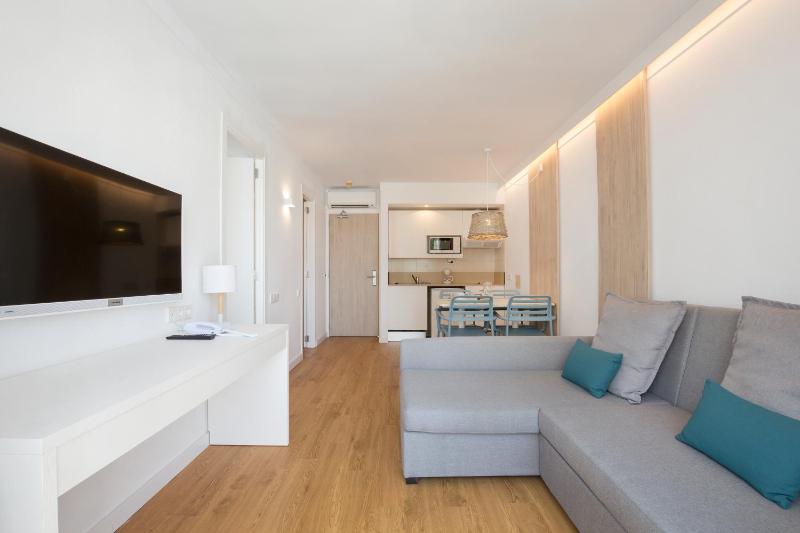 Deluxe One-Bedroom Apartment with Whirlpool Bath with Sea View image 2