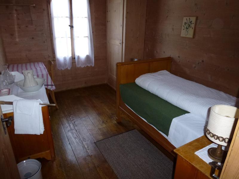 Single Room with Shared Bathroom image 2
