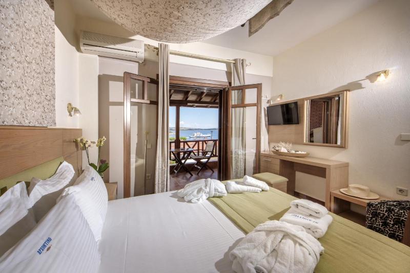 Double Room with Sea View image 2