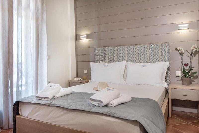 Small Double Room image 3