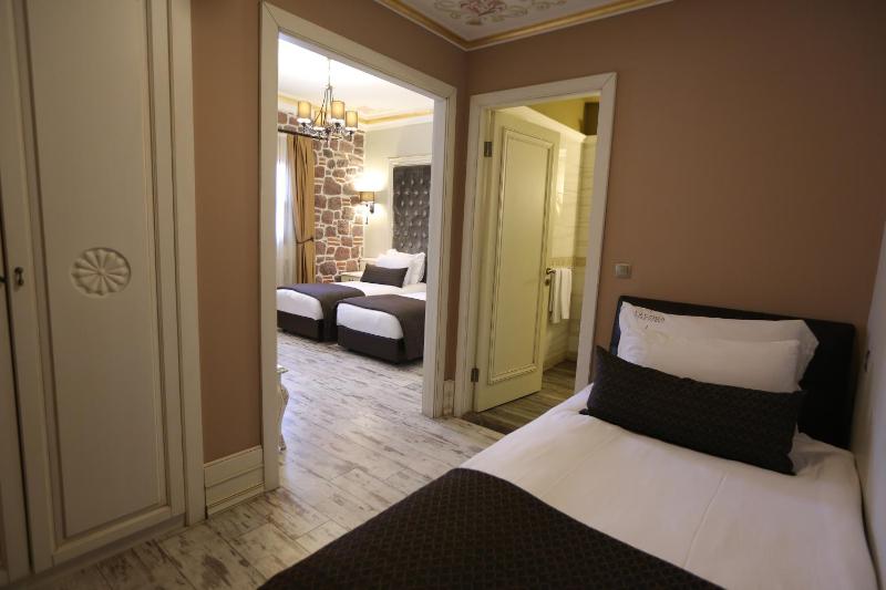 Superior Triple Room image 2