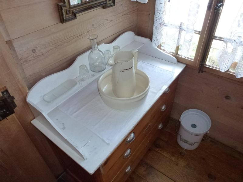 Twin Room with Shared Bathroom image 3