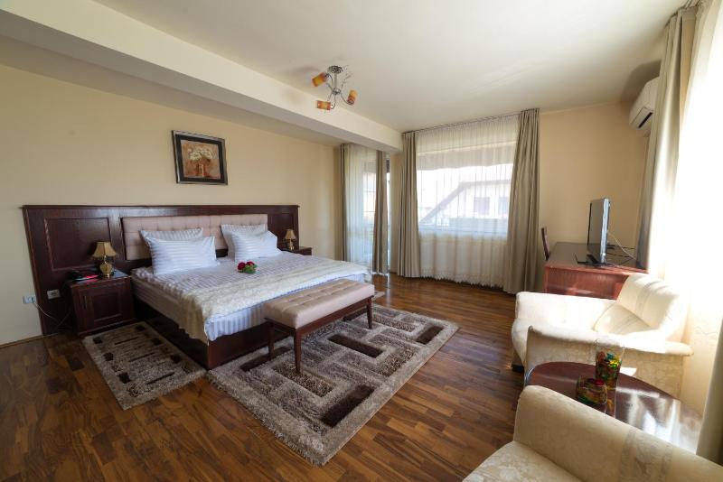 Large Double Room image 4