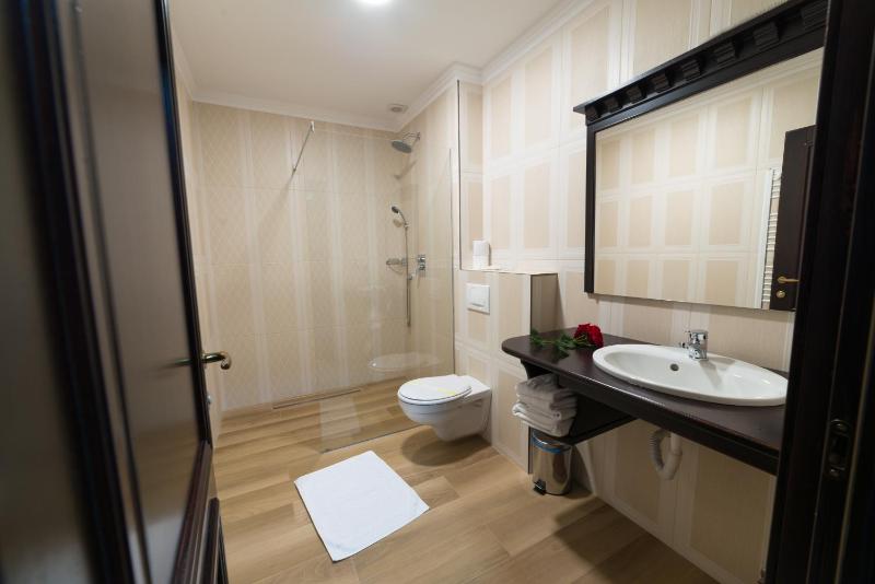 Twin Room image 4
